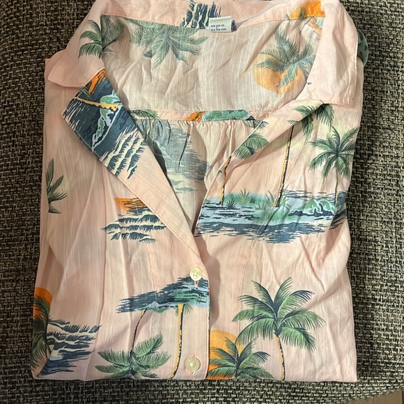 Old Navy woman’s Hawaiian shirt size large - Picture 3 of 5